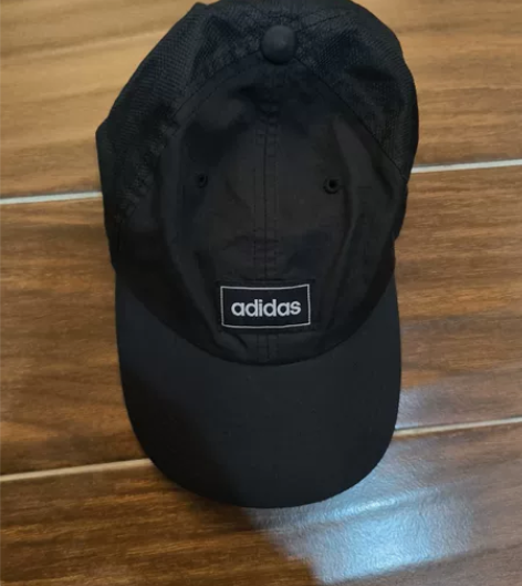 Adidas的一顶黑色帽子 年底了清理衣柜...