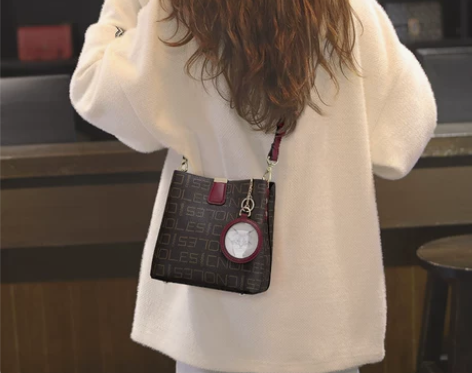 香港蔻一水桶包包新款2022包包女斜挎包女...