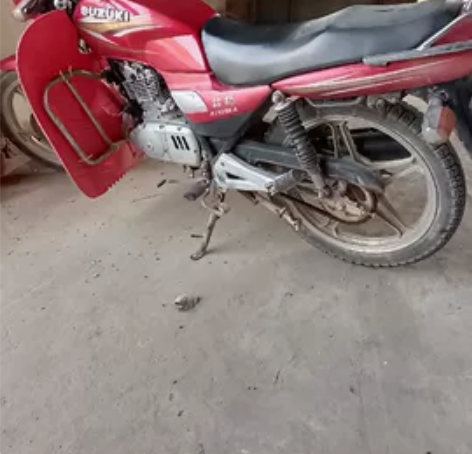 钤木钻豹125摩托车，进口发动机一下着火。...