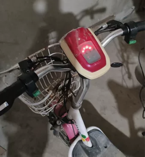 家用电动车 出一辆视频中的车。车速不快。不...