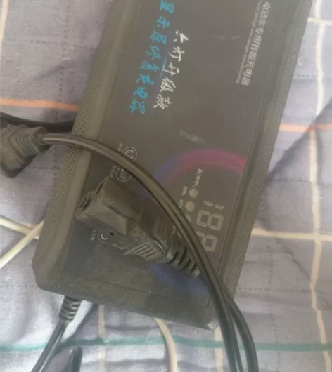 二手电动车充电器72V20A24元一个 感...