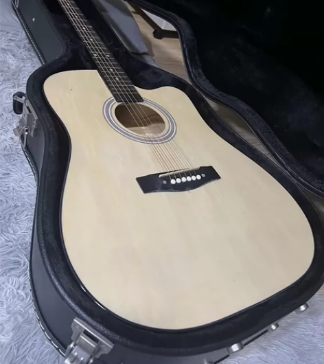 原价1900多买的，。自己很喜欢吉他一时兴...