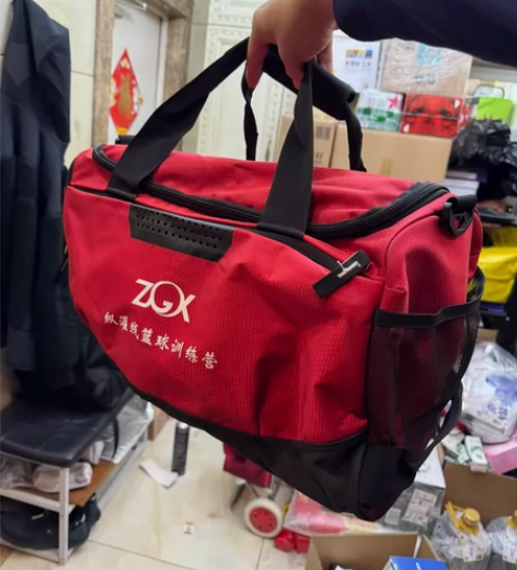 运动包 九成新 感兴趣的话点“我想要”和我...