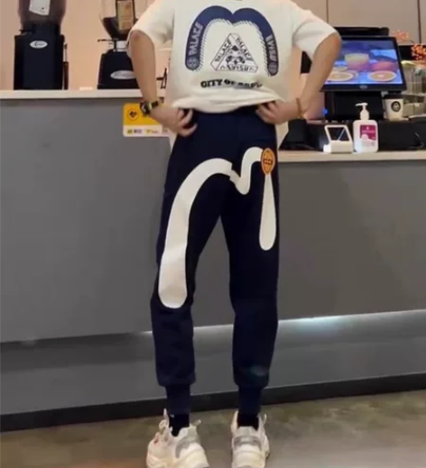 宽松男士休闲运动裤。模特图仅供参考上身效果...