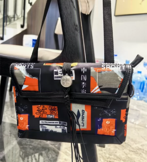 中国李宁肖战同款斜挎包单肩小包运动包 购于...