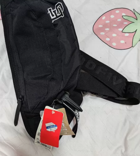 李宁全新斜挎包！！低价出 感兴趣的话点“我...