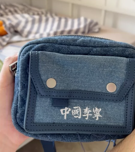 中国李宁包包，斜挎包，369买的，120出...