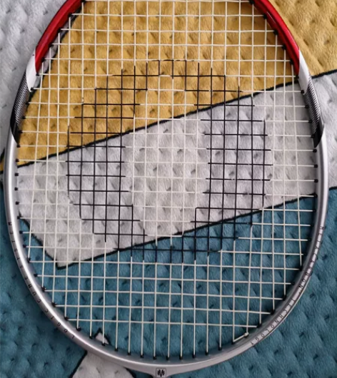 奥利弗羽毛球拍，做工精细，手感柔和，有使用...