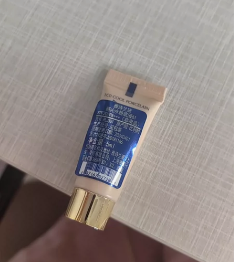 雅诗兰黛沁水粉底液61色号1c0 临期用不...