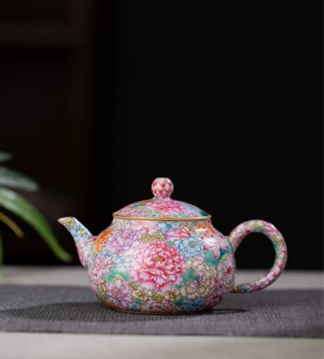 重工手绘珐琅彩万花不落地描金茶壶。 其釉色...