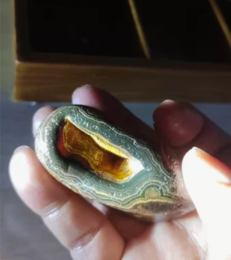 [红圆]马料乌鸦皮缠丝玛瑙纯天然。上下各有...