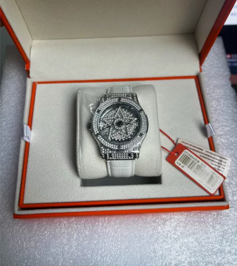 Davena全新手表低价出，只是打开包装盒...