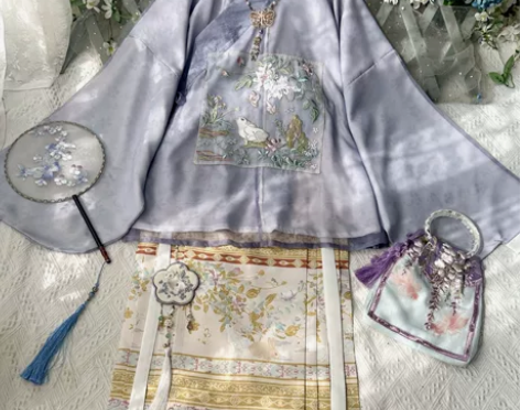 汉洋折衷  紫色版  m码  可租 汉服一整套，是正版，没有...