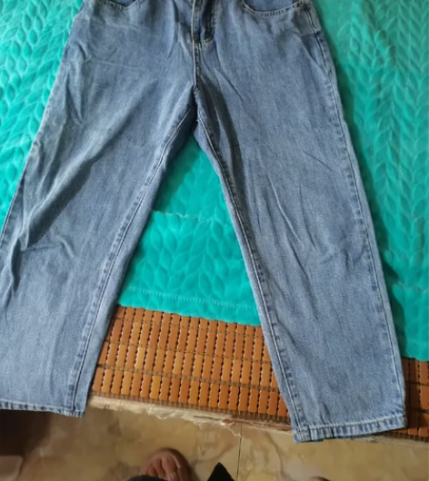 M 码七分牛仔裤，穿过两三次，看起来还是新...