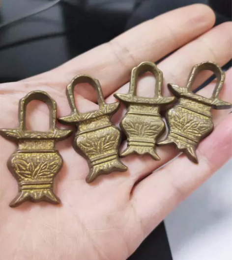 铜杂件应该是铸造工艺鎏金小铜件四个，干啥用...