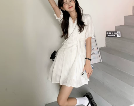 白色连衣裙女夏2022新款春茶歇法式初恋甜...