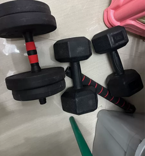 闲置哑铃 5kg和10kg各两个 大的忘了...