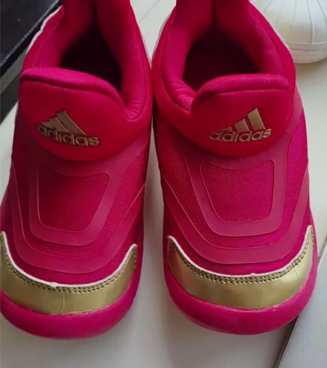 阿迪达斯两双一起出，都是一脚蹬很方便舒适。...