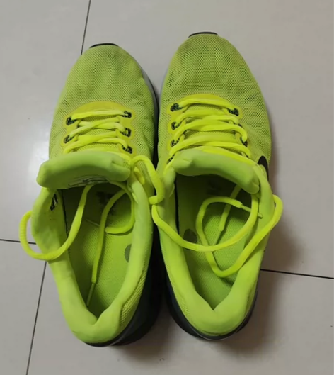 耐克运动鞋女士，保证正品从专卖店入手平时穿...