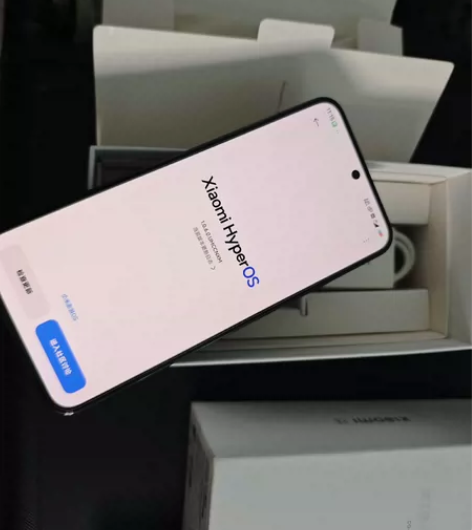 ?小米13。8+128。黑色边框细微掉漆，...