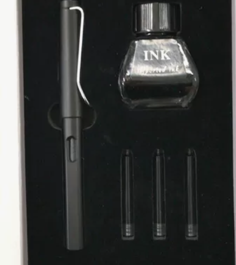 钢笔套装礼盒,全新未使用过的钢笔,实物如图...