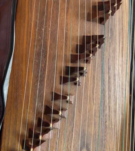 敦煌古筝搬家出让800一口价、琴架、原琴包...