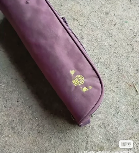 葫芦丝葫芦丝，有三把葫芦丝，一把是龙云红制...