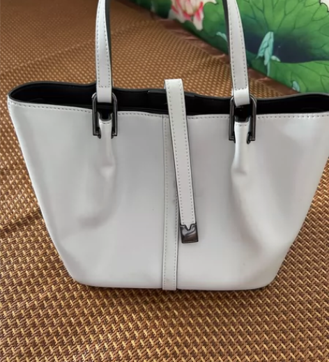 全皮，手感舒适，淡淡的蓝色 感兴趣的话点“...