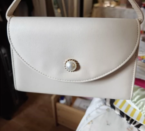 复古百搭手提包 扣子处有点开了，不影响使用...