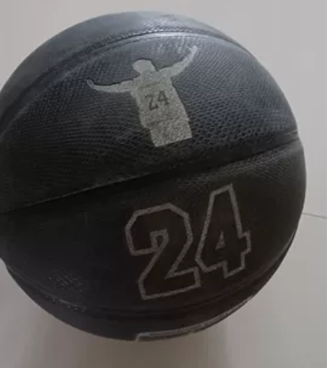 篮球轻微翘皮，其他没毛病，便宜出 感兴趣的...