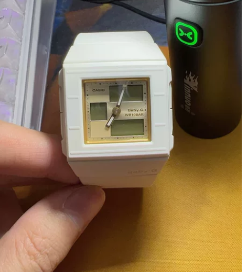 正品卡西欧女士潮流白方块金表盘电子表，买来...