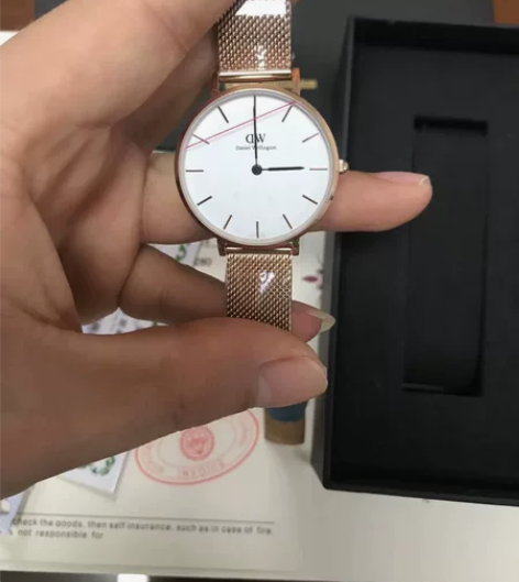 出一个朋友送的dw手表，女款的，全新保护膜...