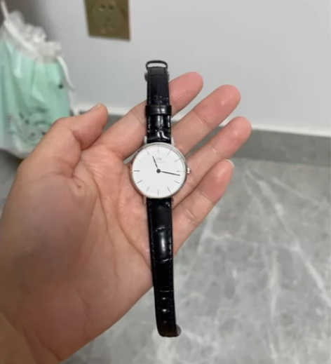 dw手表，有轻微痕迹，不影响佩戴。韩国免税...