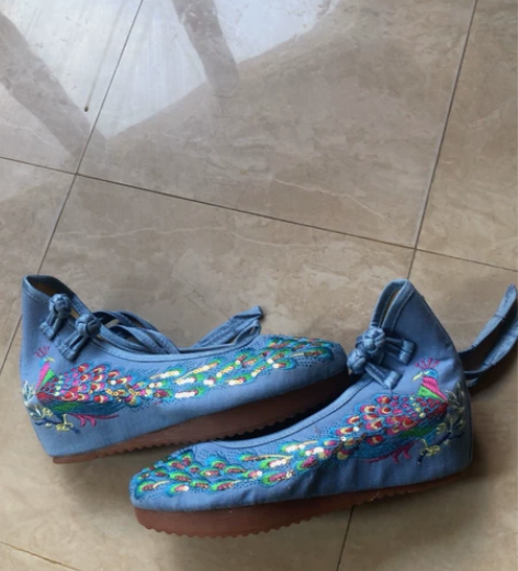 坡跟内增高有亮片绣花鞋 38码 19.9元...