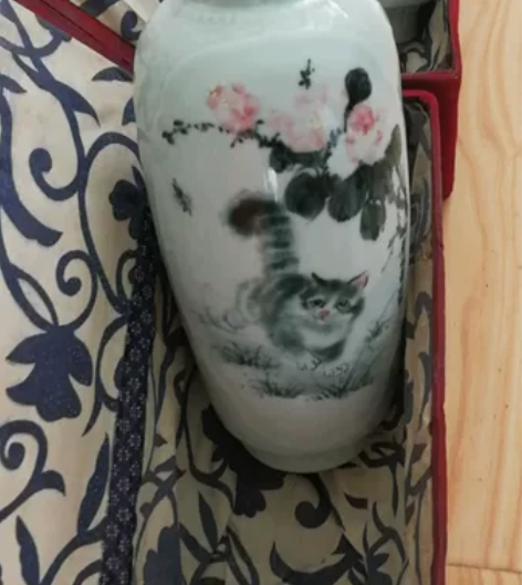 景德镇猫咪瓷瓶(一对)，直径15㎝、高35...