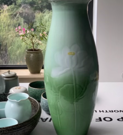 转让一个景德镇陶瓷花瓶。清新淡雅，精致美观...