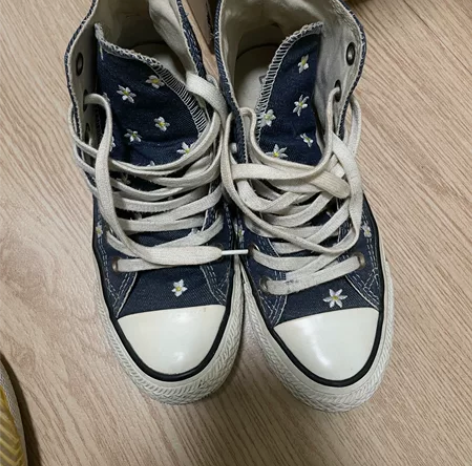 匡威35码帆布鞋 带小花图案的牛仔布 成色...