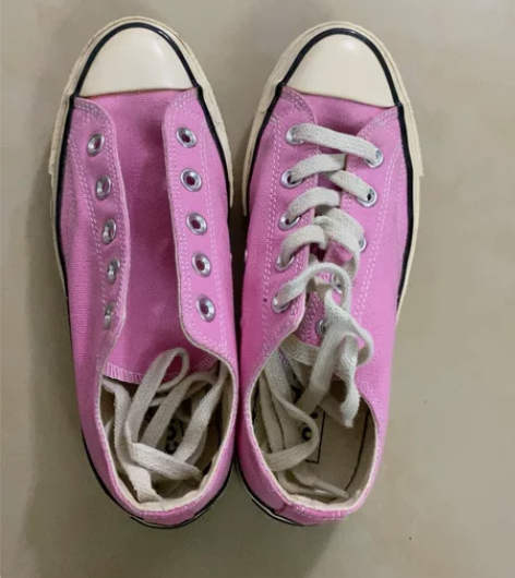 粉色低帮匡威 鞋面有点氧化发黄了 只穿过一...