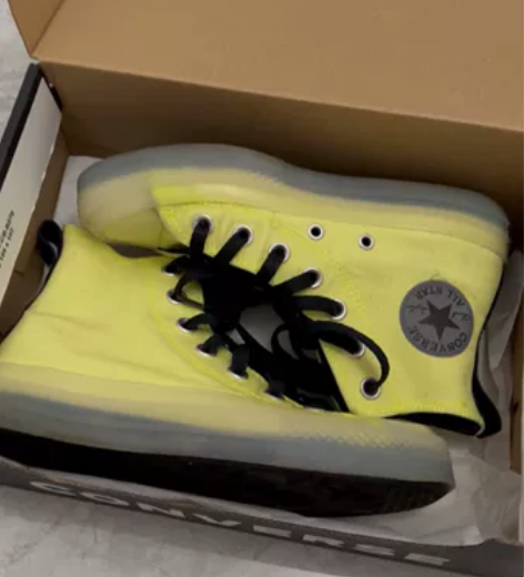 匡威高帮帆布鞋实体店购买，果冻色，很好看，...