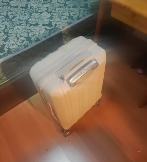 三个箱子，两个20寸一个24寸 ①爱华仕行...