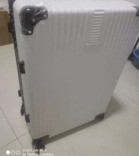 行李箱拉杆箱，28寸，外观好看，颜色黑白相...