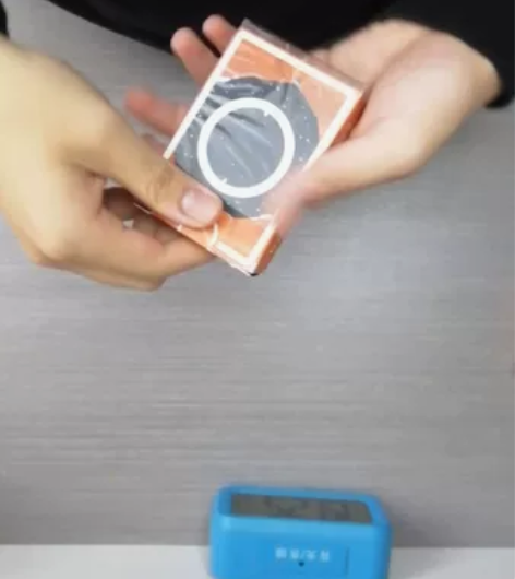 轨道V8扑克52张，两张进过水，成色自观，...