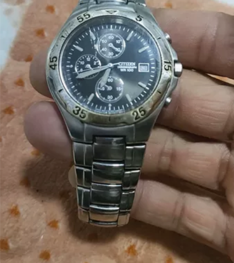 西铁城计时手表三眼带日历 正常走时，8点钟...