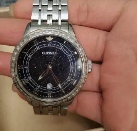 欧品客官网买的，手表不转了还得维修有保修卡...