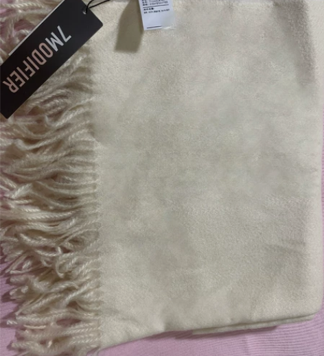 7MODlFIEQ米色围巾，全新，带牌未摘...