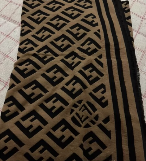 羊绒围巾不起球的面料，九成新50包邮转 感...