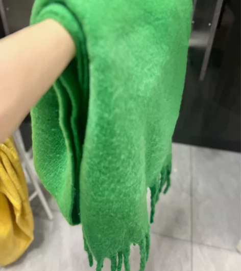 草绿色围巾大版型 面料舒适，一直闲置列表其...