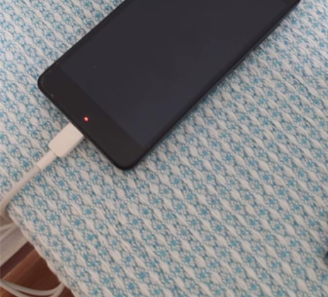 小米手机，二手的屏幕坏了 屏幕亮都是雪花条...