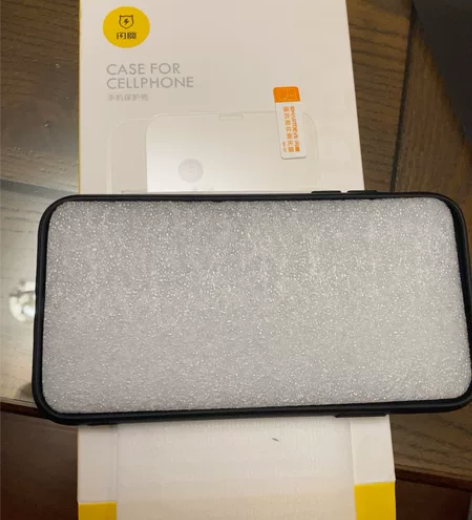 一个黑色品胜手机壳,一个闪魔钢化膜,iPh...