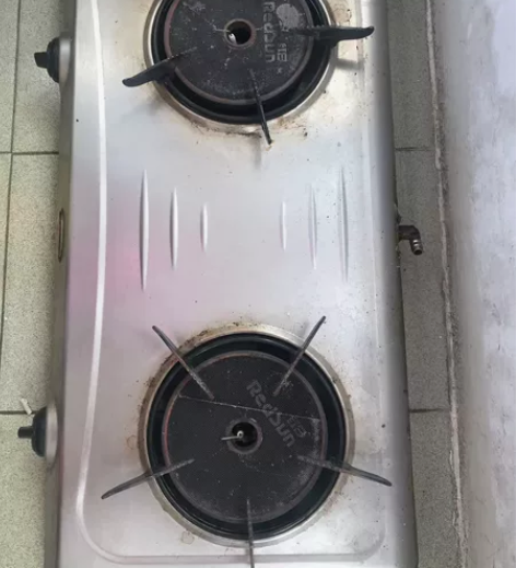 红日牌燃气灶，右侧灶眼裂了，打火可能有点问...